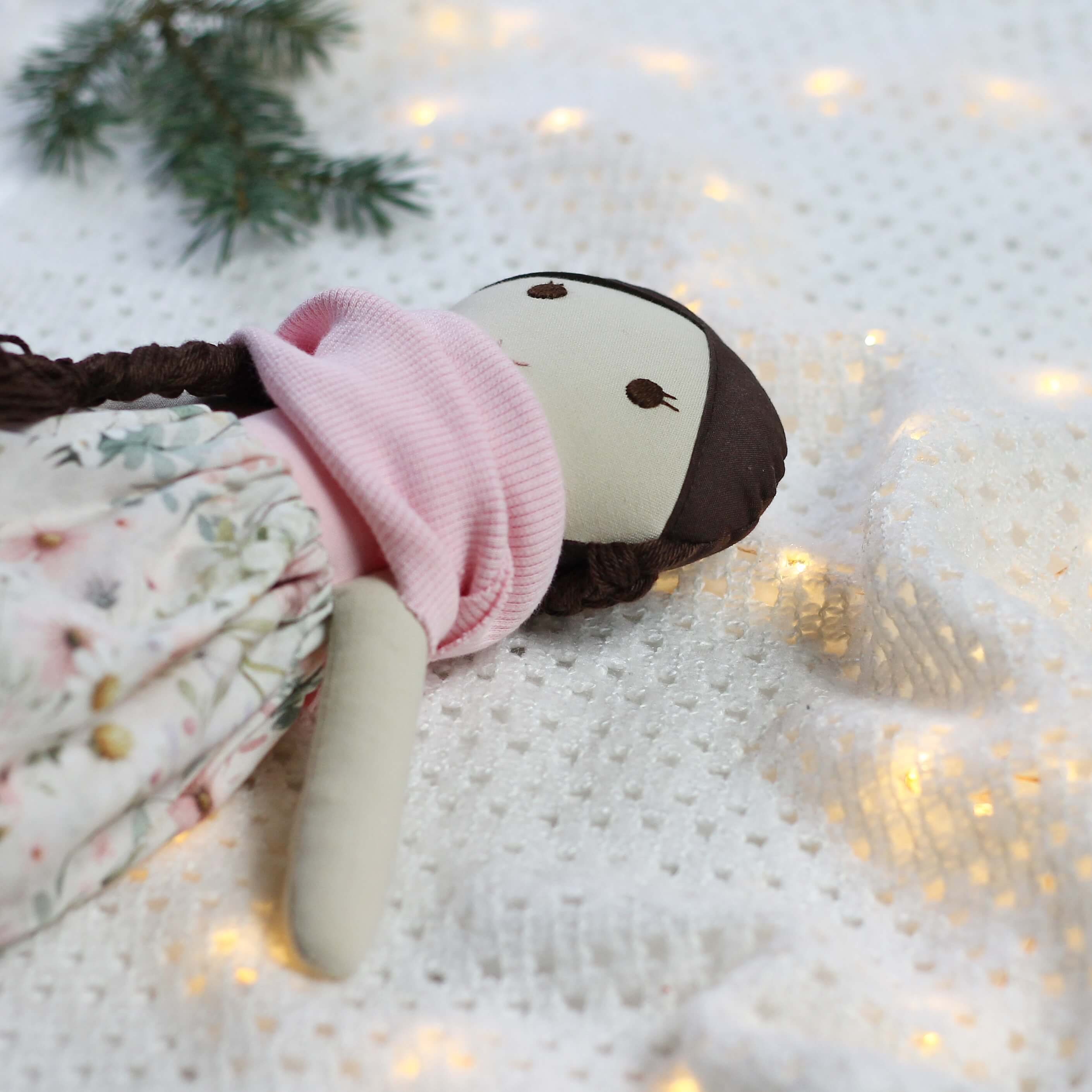 Ręcznie szyta lalka handmade w jasnoróżowym kominie i pastelowej spódniczce w delikatne kwiaty, wykonana z naturalnych materiałów