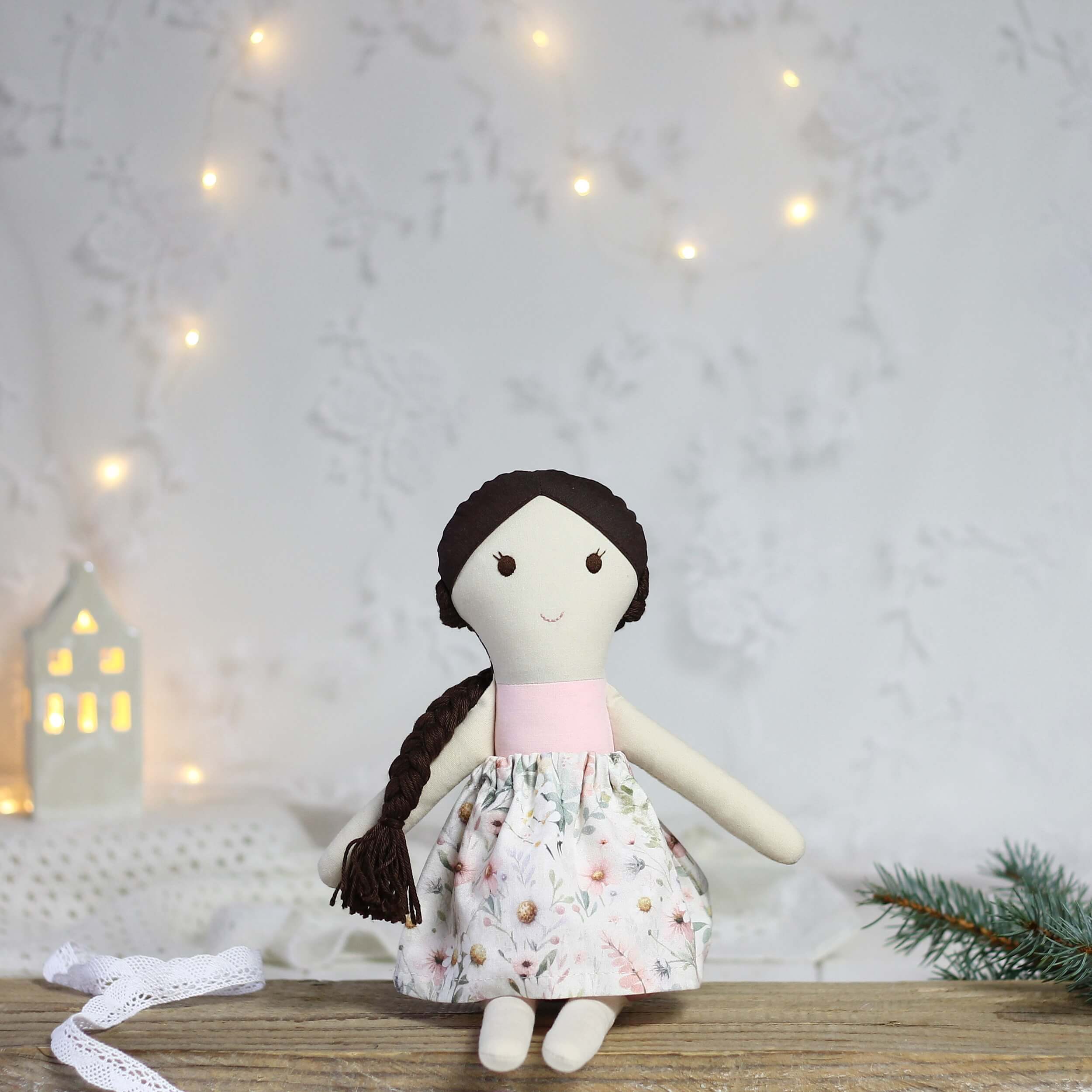 Ręcznie szyta lalka handmade w kwiatowej spódniczce i pastelowej bluzce wykonana z naturalnych tkanin