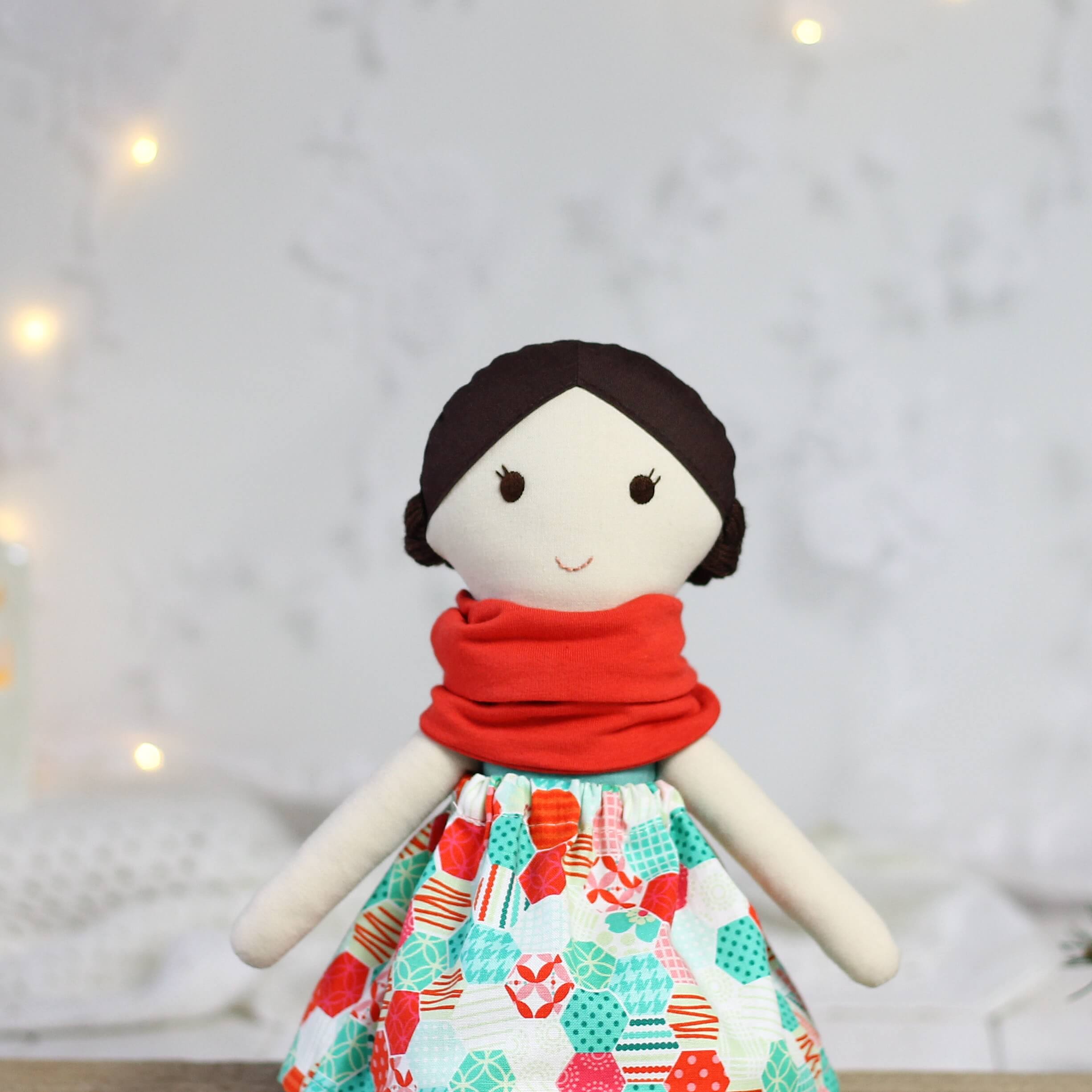 Ręcznie szyta lalka materiałowa w pojedynczym egzemplarzu, z naturalnych tkanin, w geometrycznej spódniczce i pomarańczowym kominie