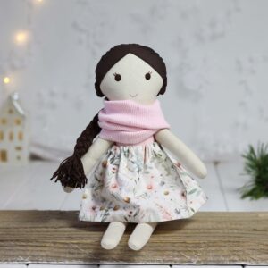 Ręcznie szyta lalka handmade w pastelowej kwiatowej spódniczce i różowym kominie, wykonana z naturalnych tkanin