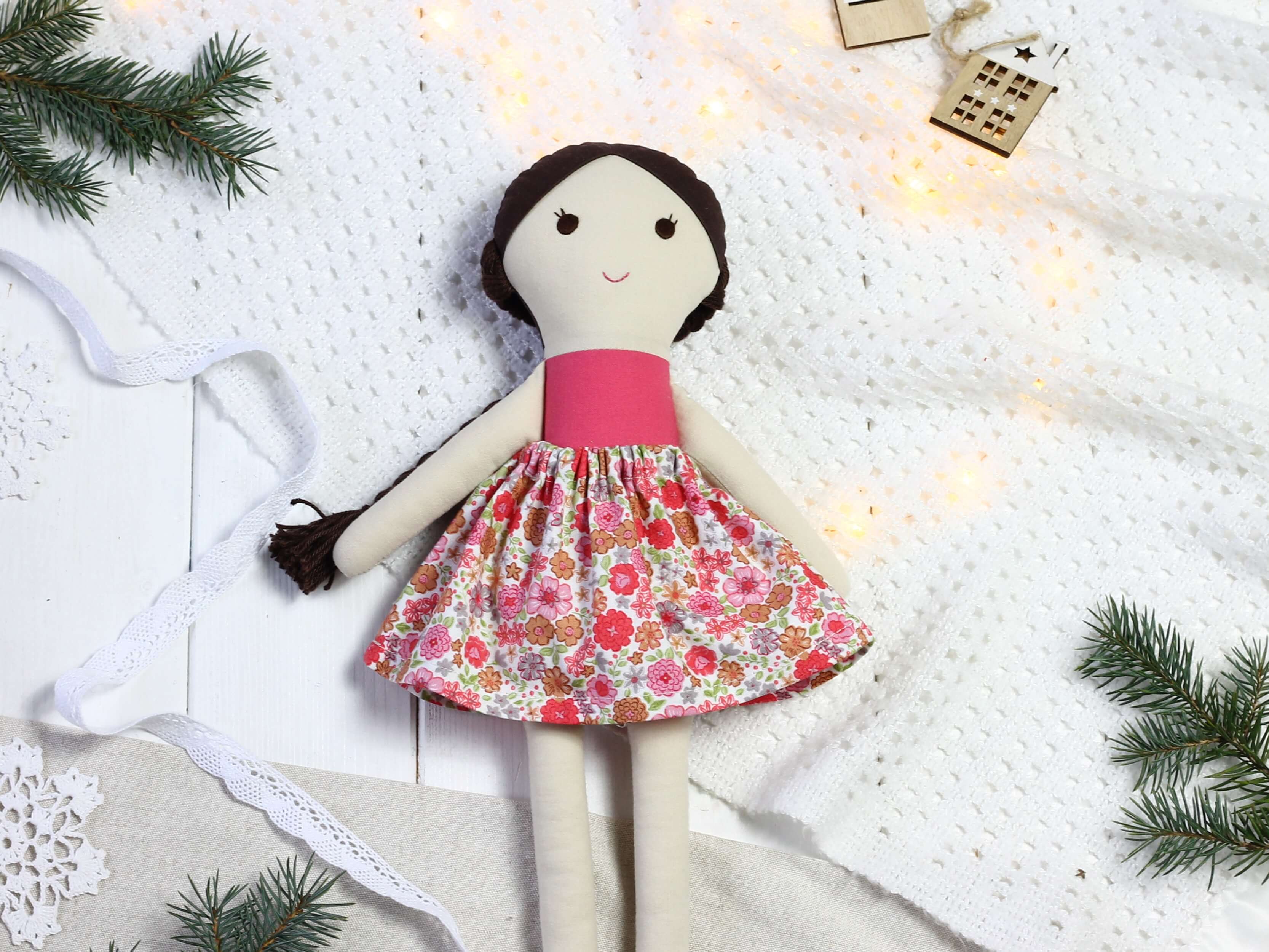 Ręcznie szyta lalka handmade w różowym topie i kwiecistej spódniczce