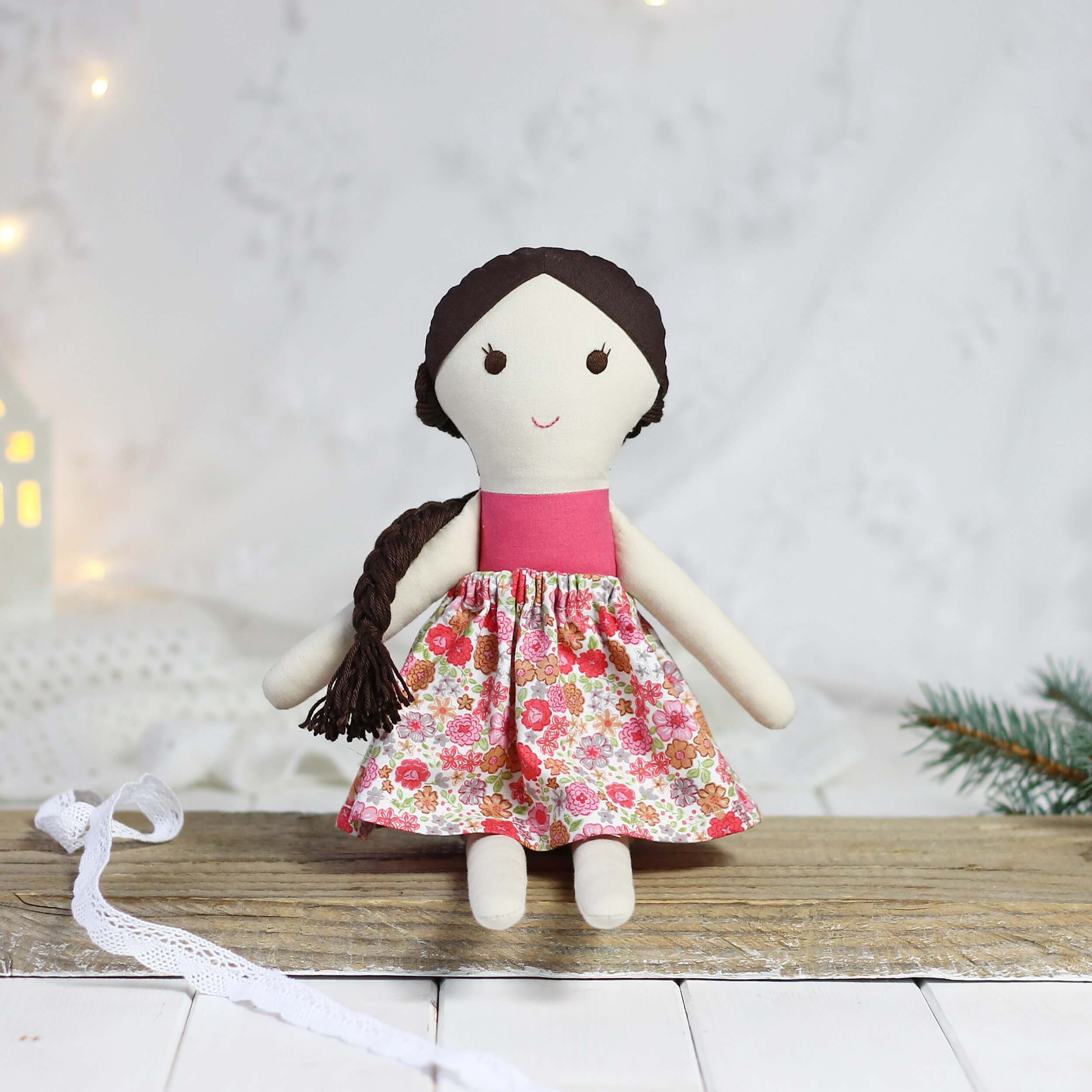 Ręcznie szyta lalka handmade w różowym topie i kwiecistej spódniczce