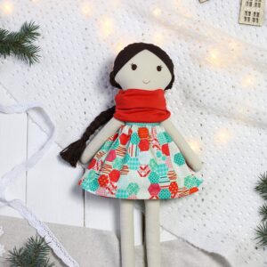 Ręcznie szyta lalka materiałowa w pojedynczym egzemplarzu, z naturalnych tkanin, w kolorowej spódniczce w geometryczne wzory i pomarańczowym kominie