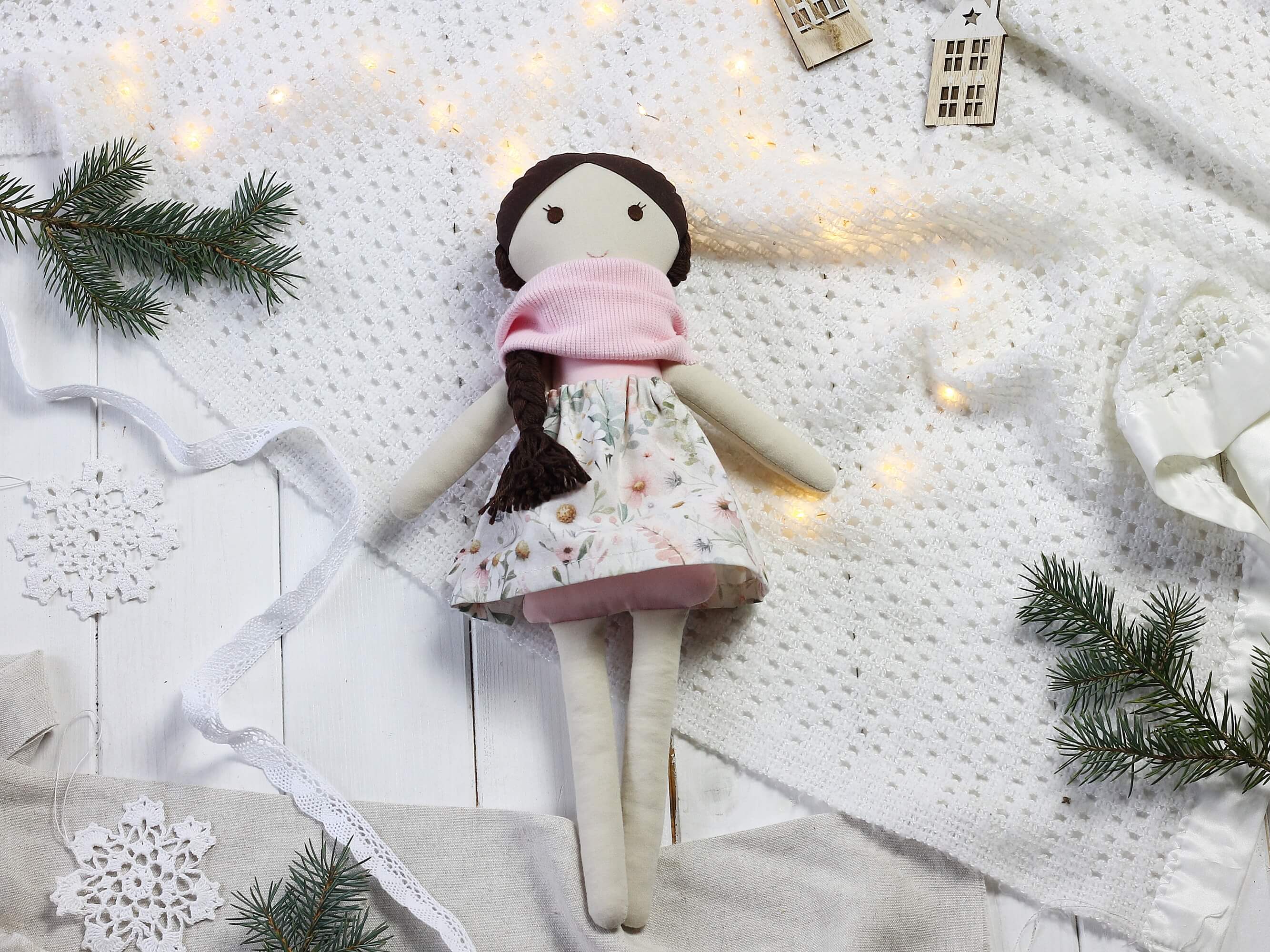 Ręcznie szyta lalka handmade w różowym kominie i jasnej kwiatowej spódniczce, wykonana z naturalnych materiałów