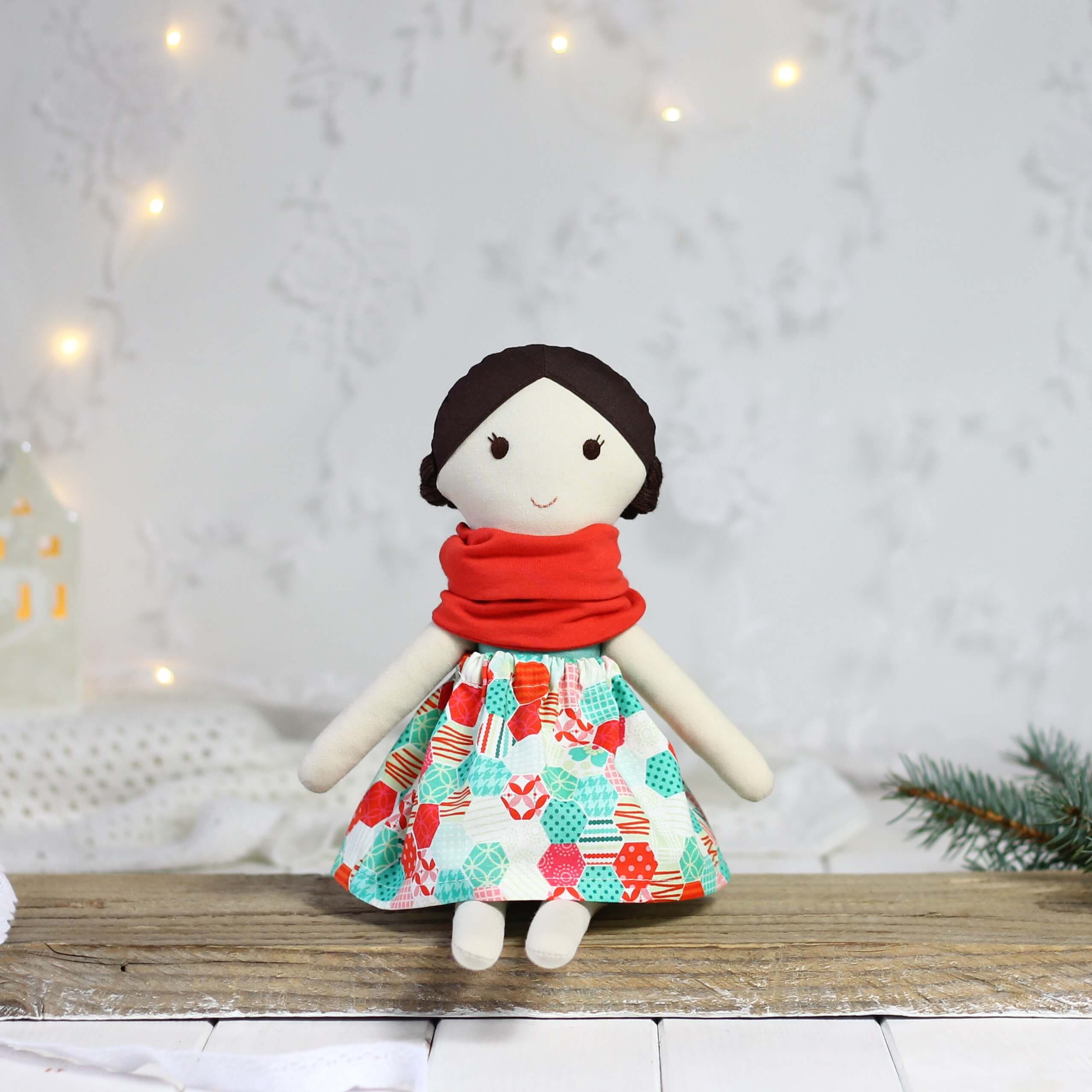 Ręcznie szyta lalka materiałowa w pojedynczym egzemplarzu, z naturalnych tkanin, w kolorowej spódniczce w geometryczne wzory i pomarańczowym kominie