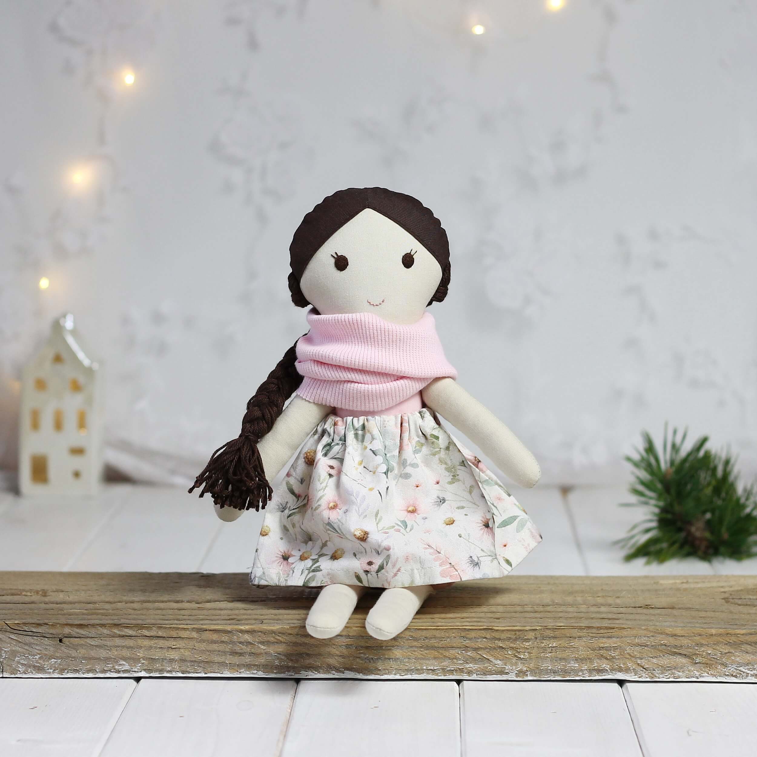 Ręcznie szyta lalka handmade w jasnoróżowym kominie i pastelowej, kwiatowej spódniczce, wykonana z naturalnych tkanin