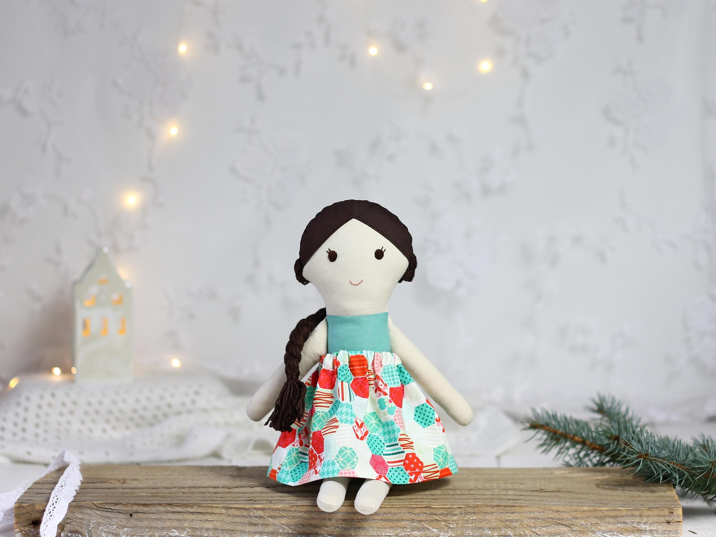 Ręcznie szyta lalka materiałowa z naturalnych tkanin w geometrycznej spódniczce i pomarańczowym kominie,