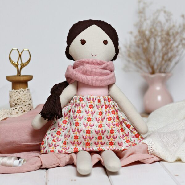 Zestaw materiałów do uszycia lali - lala różowa (spódniczka w ptaszki)