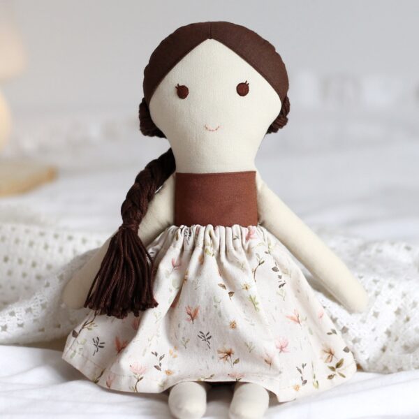 Zestaw materiałów do uszycia lali - lala brązowa (spódniczka w kwiatki)