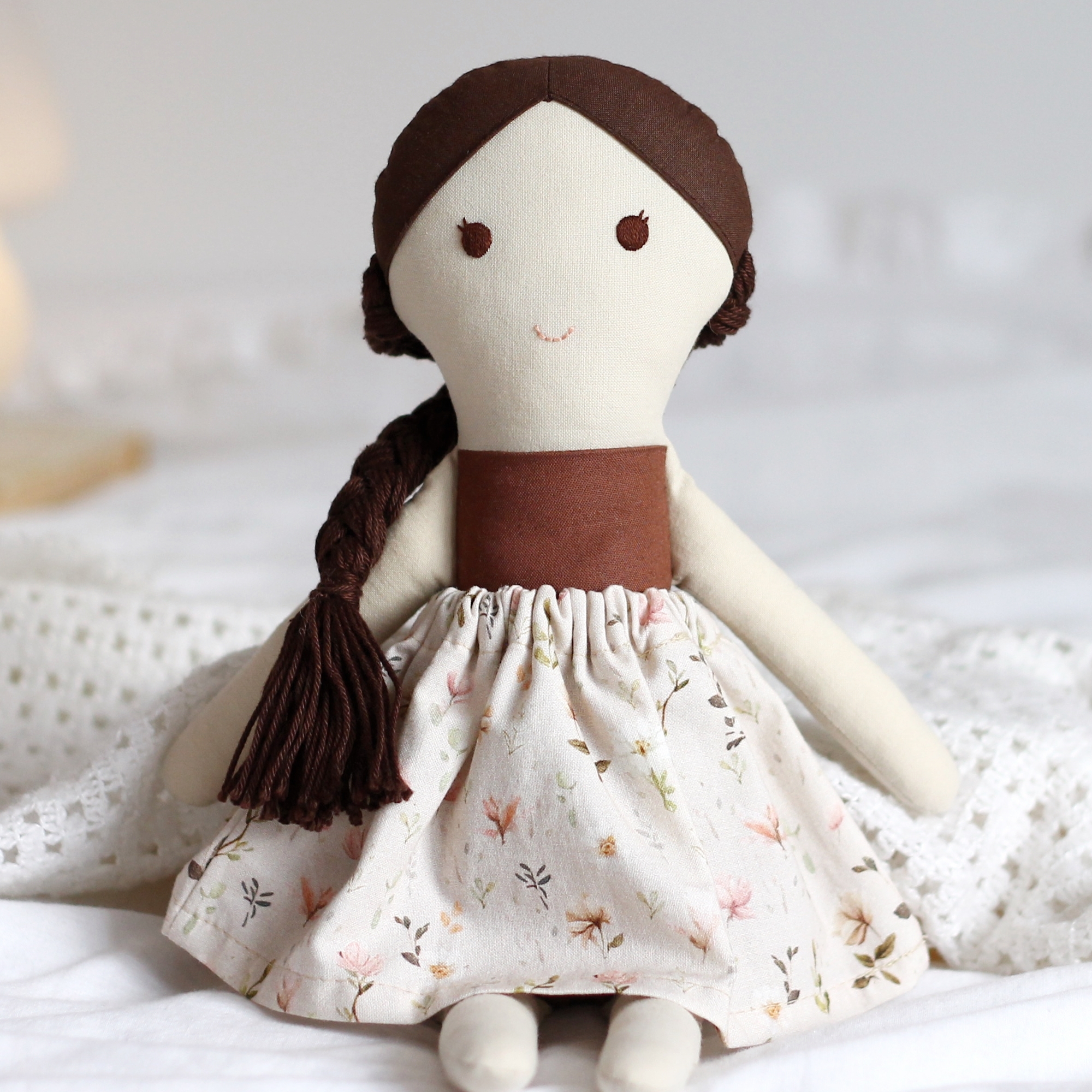 Zestaw materiałów do uszycia lali - lala brązowa (spódniczka w kwiatki)