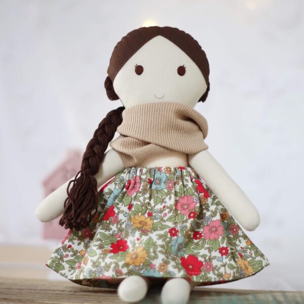 Lala brzoskwiniowa w spódniczce w kwiaty