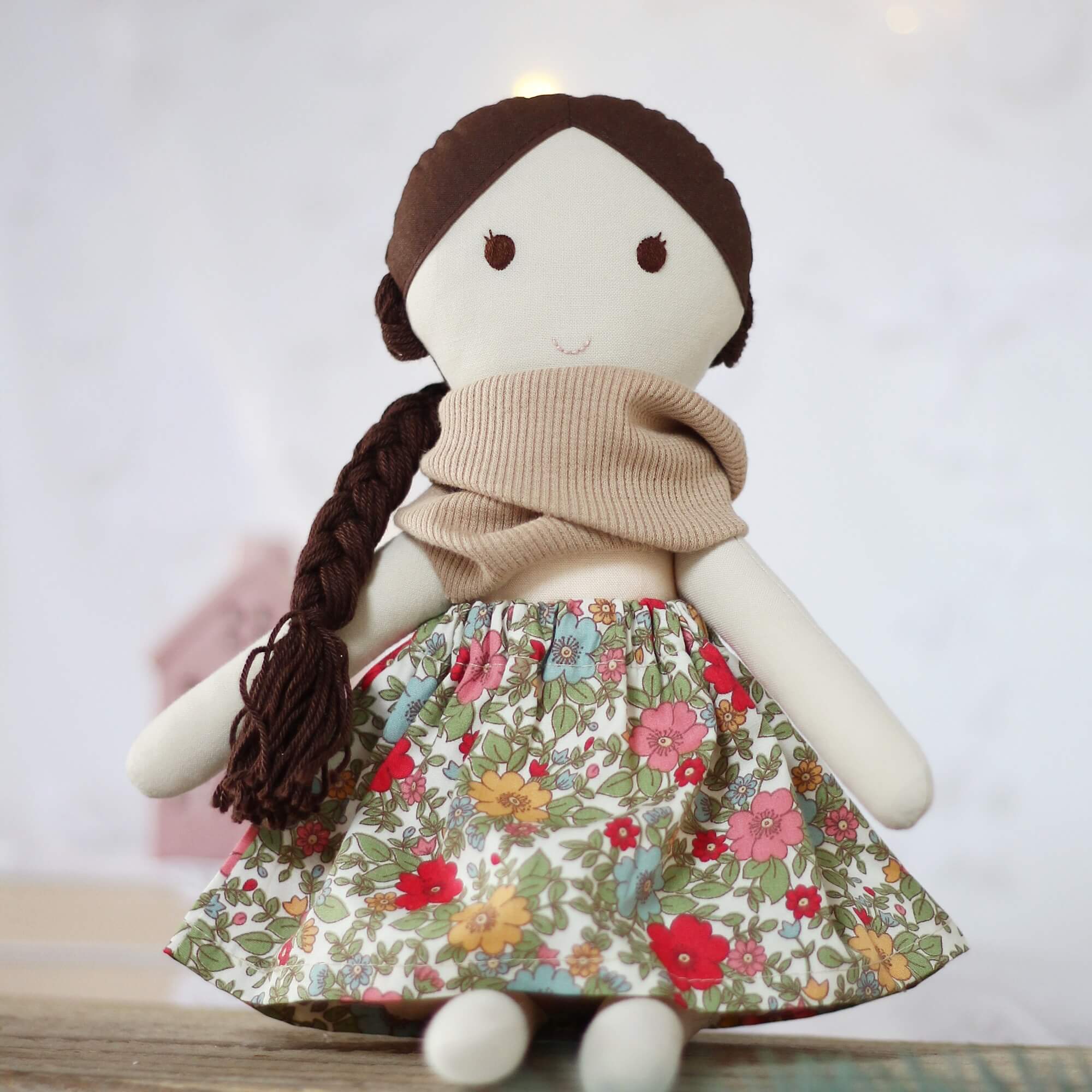 Lala brzoskwiniowa w spódniczce w kwiaty