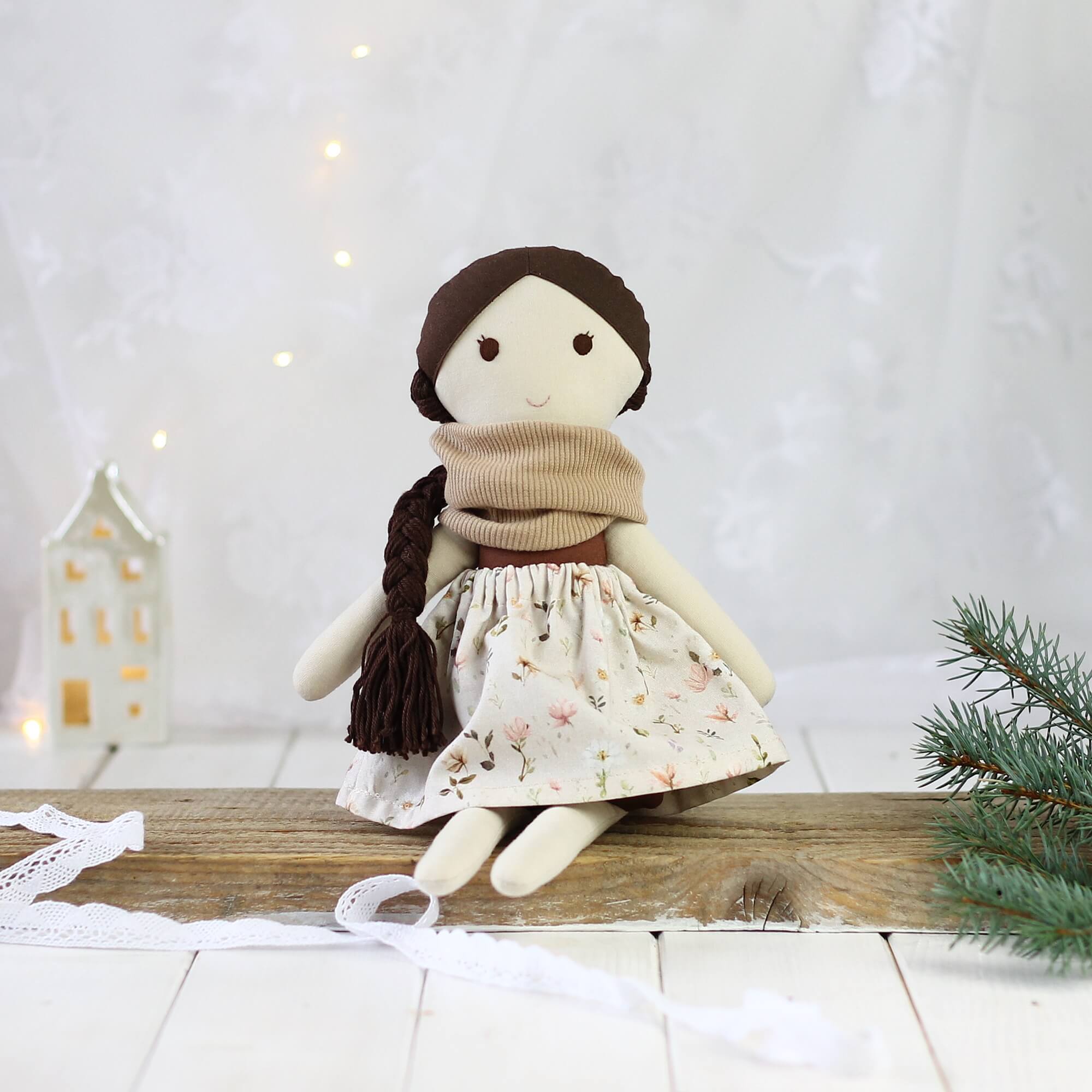 Lala brązowa w spódniczce w kwiatki