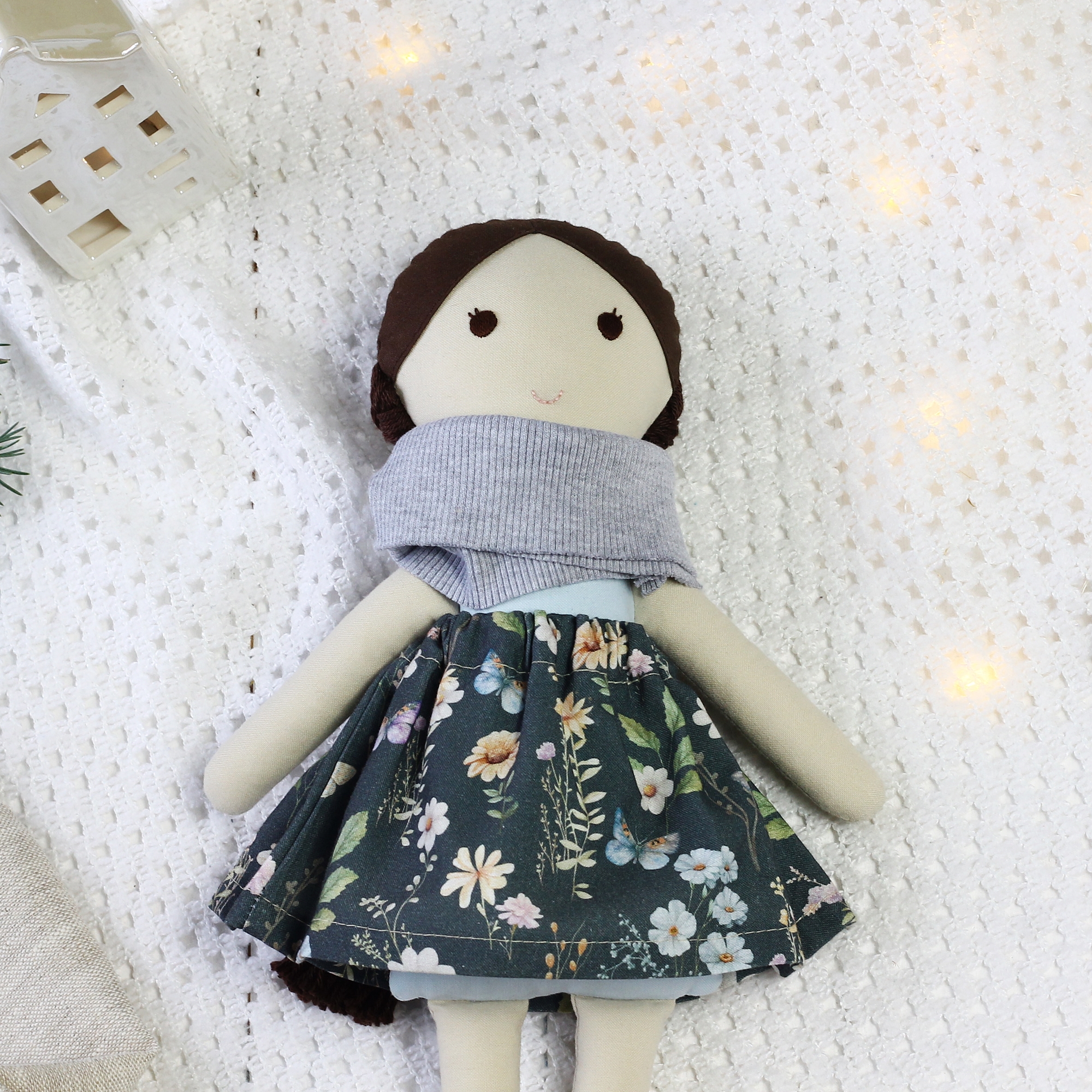 Lala błękitna w spódniczce w kwiaty