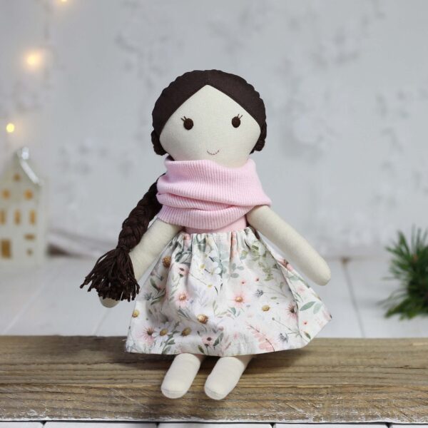 Ręcznie szyta lalka handmade w pastelowej kwiatowej spódniczce i różowym kominie, wykonana z naturalnych tkanin