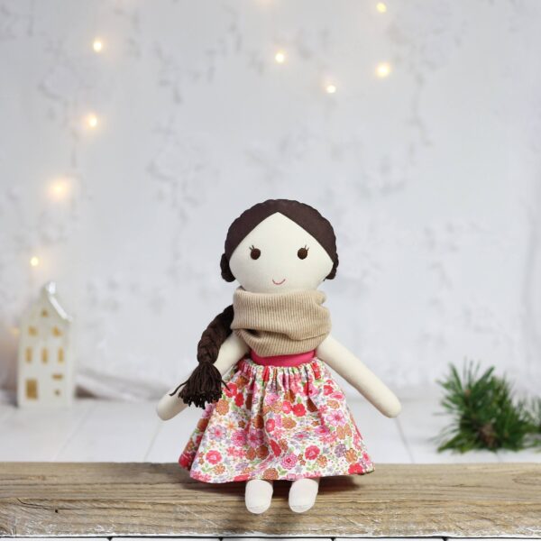 Ręcznie szyta lalka handmade w kwiecistej spódniczce i beżowym kominie, wykonana z naturalnych tkanin