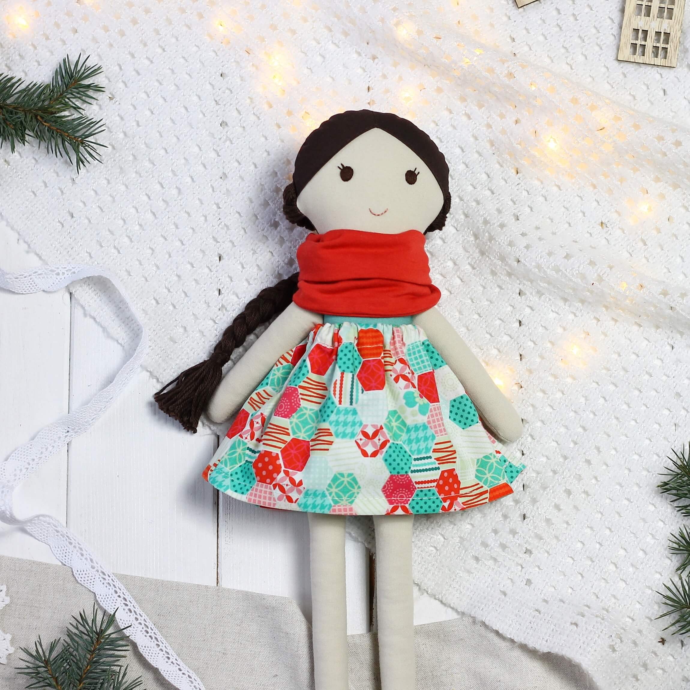 Ręcznie szyta lalka materiałowa w pojedynczym egzemplarzu, z naturalnych tkanin, w kolorowej spódniczce w geometryczne wzory i pomarańczowym kominie